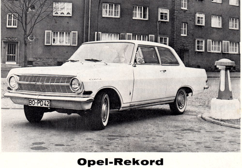 Opel Rekord vor Tankstelle